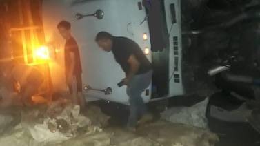 Un muerto y 13 heridos en vuelco de camión cargado de yuca y que llevaba unos 25 peones 
