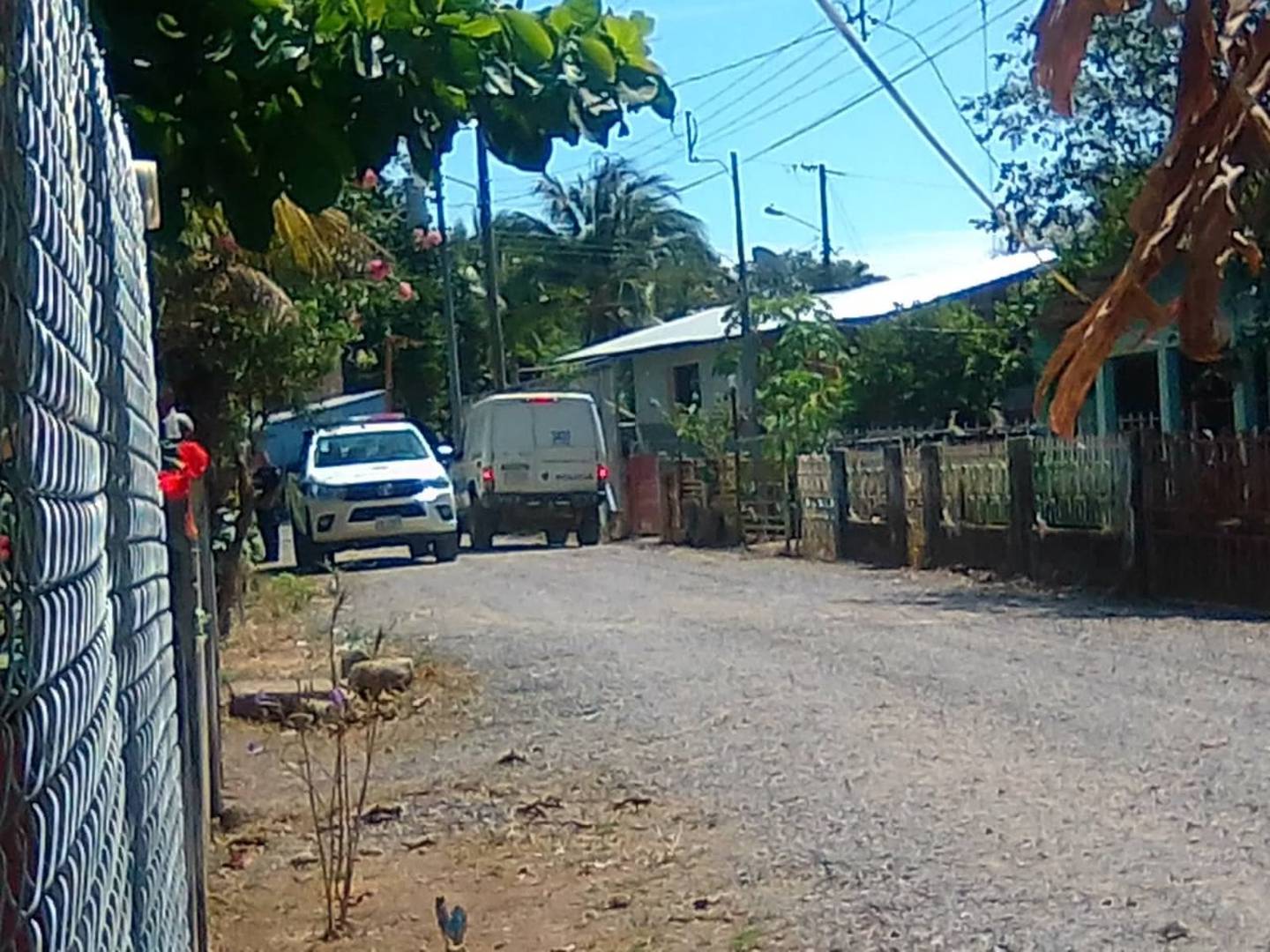 La Fuerza Pública custodia la casa en Bebedero de Cañas, donde fue hallado el cuerpo de una mujer. Foto: Cortesía Cañas informa