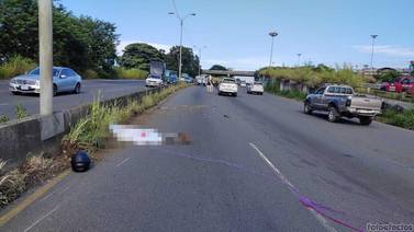 Joven motociclista falleció al estrellarse en la carretera General Cañas