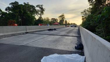 Camionero muere al estrellarse en puente 
