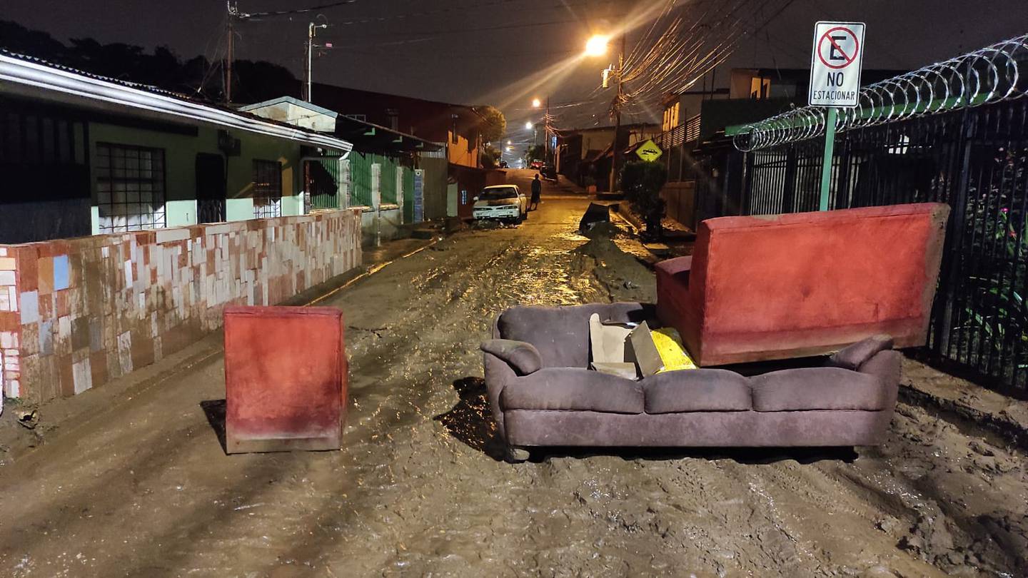 Inundaciones afectan Desamparados. Foto Lisandro Porras.