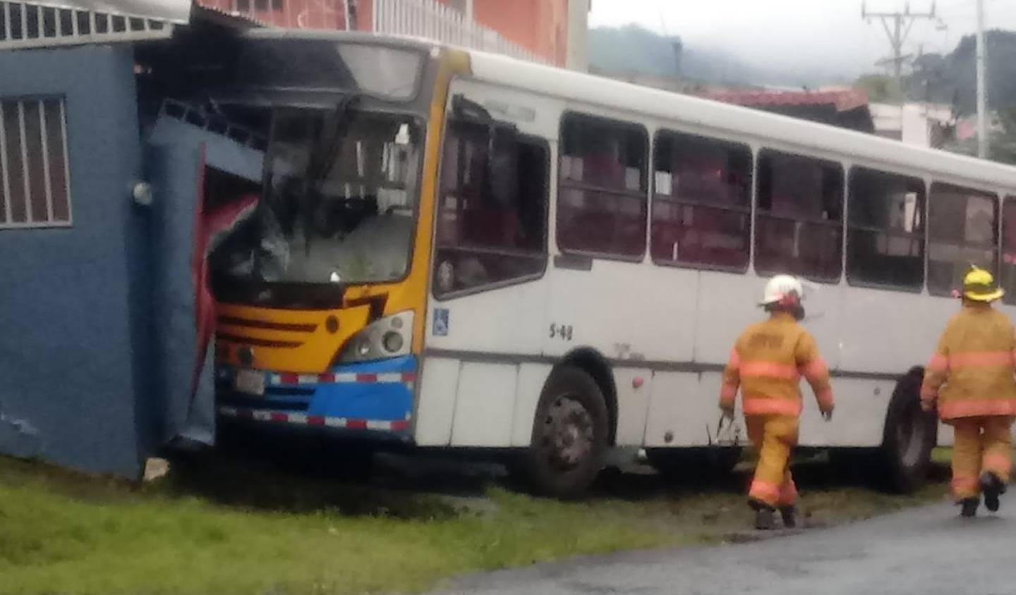 Bus choca contra casa en Alajuelita. Foto Bomberos.