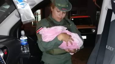 Policías se convirtieron en ángeles para bebita de 22 días de nacida