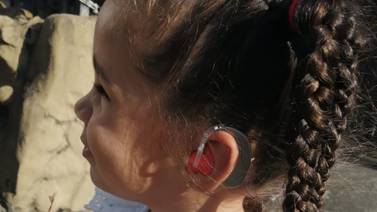 Unos ángeles le regalan audífono nuevo a niña de 4 años con problemas auditivos