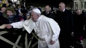 El papa Francisco se disculpa por golpear en la mano a mujer