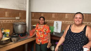 ¡Sazón cargado de amor! Con una cocina de un disco preparan 1500 raciones de comida para afectados por lluvias