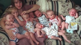 Así vive la mujer que sorprendió al mundo al tener siete hijos en seis minutos