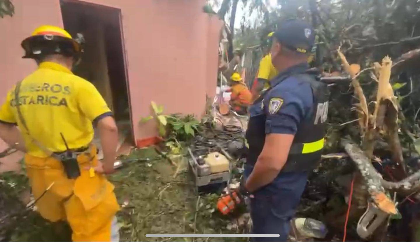 Joven de 23 años y niña de 3 años mueren tras caída de árbol sobre casa en Guanacaste.