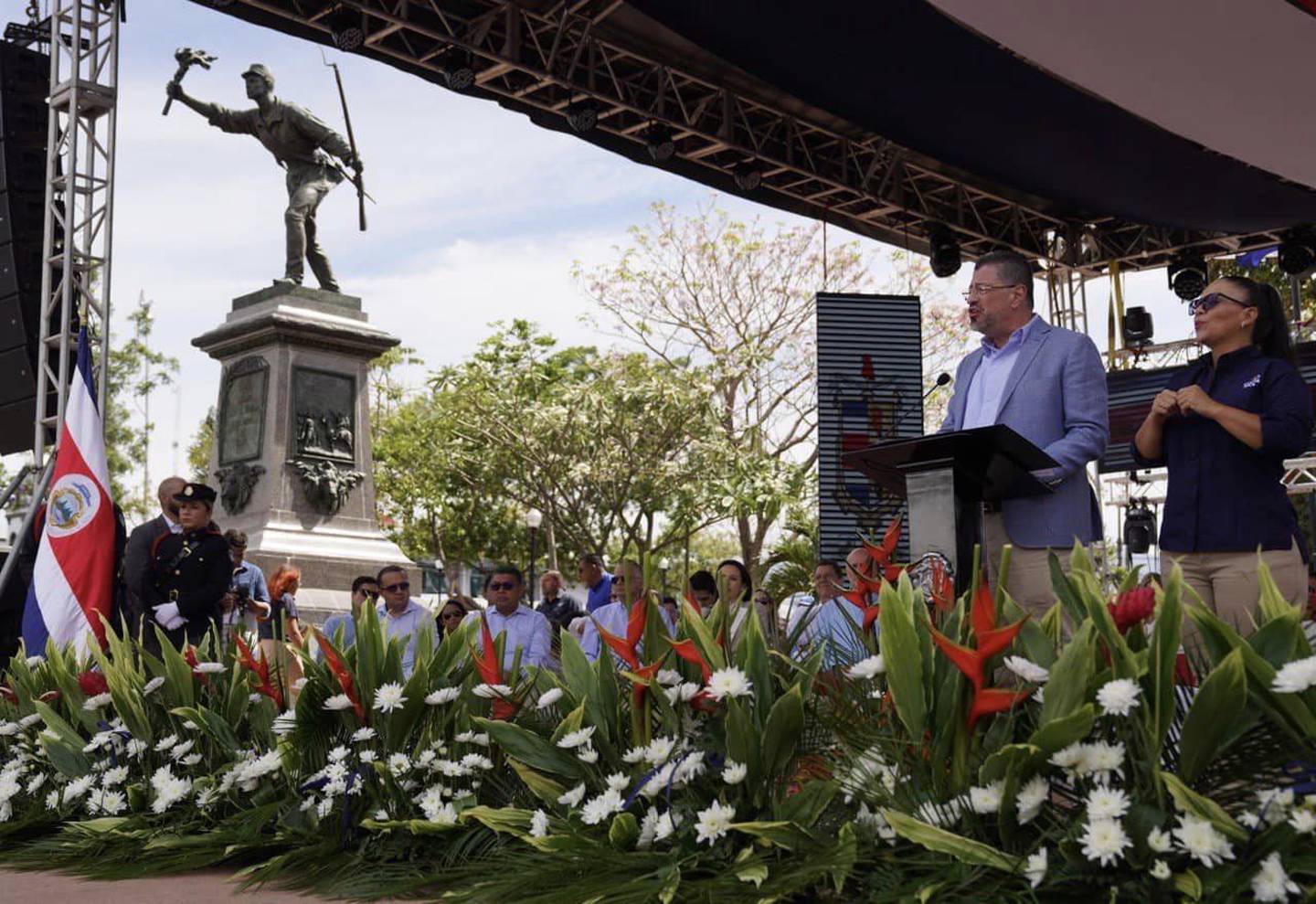 El presidente del país, Rodrigo Chaves Robles, estuvo presente en los actos oficiales del Gobierno en conmemoración de los 167 años de la Batalla de Rivas, en el parque Juan Santamaría de Alajuela