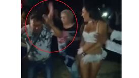 (Video) Se pega bailongo con stripper y su esposa le pega una paliza en media pista
