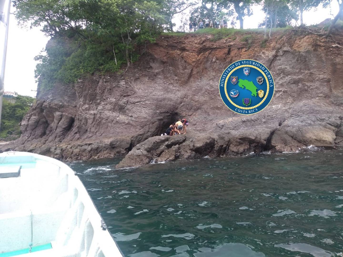 Guardacostas rescatan a joven que cayó de acantilado por tomarse selfie en Guanacaste. Foto MSP.