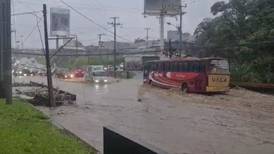 (Video) Calles de Curridabat se convirtieron en ríos debido a fuertes lluvias 