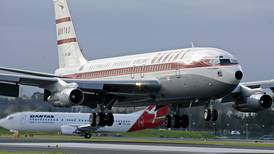 John Travolta dona su avión a museo australiano