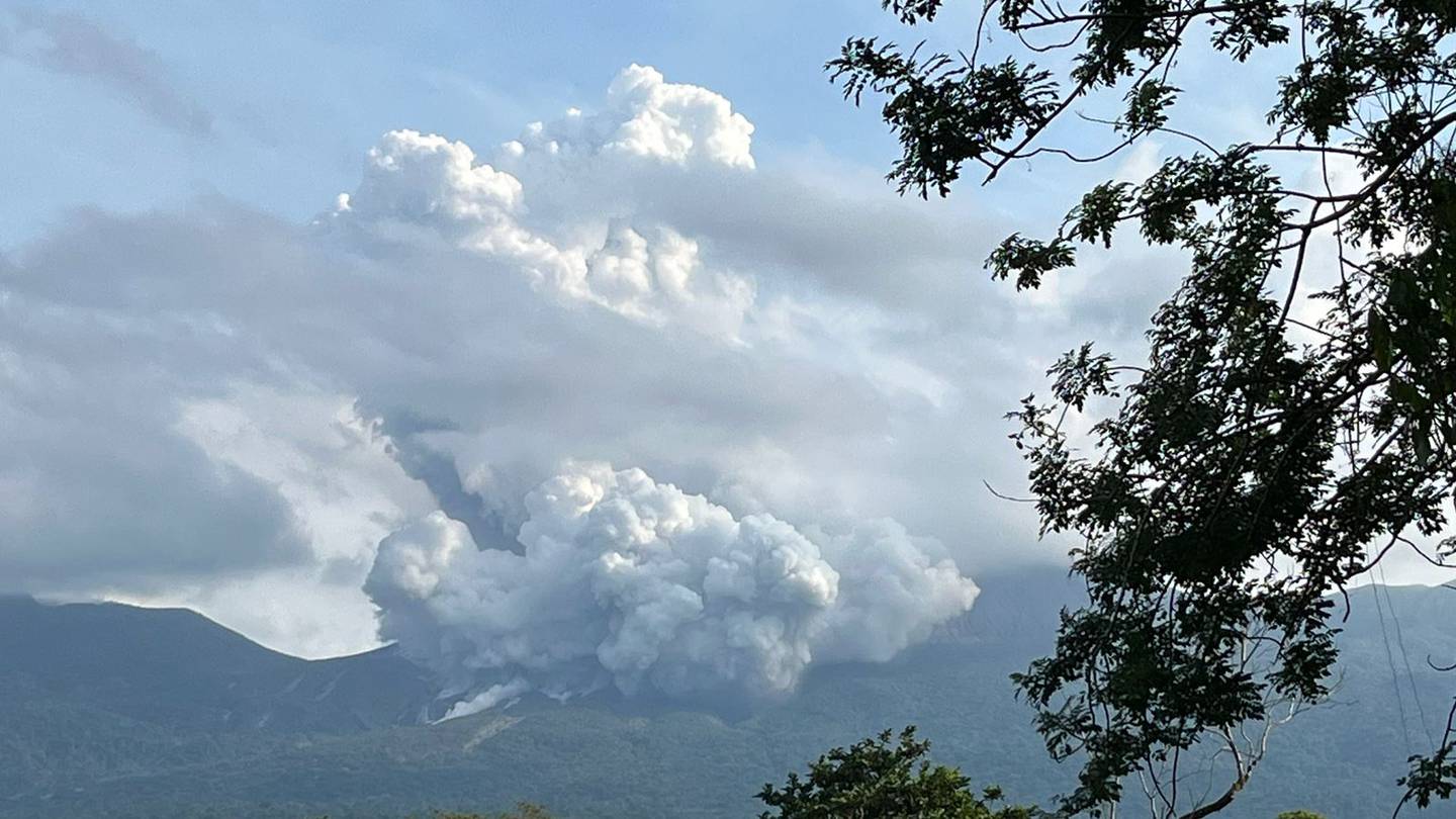 La erupción ocurrió a las 3:50 p.m. de este viernes. Foto Mauricio Gutiérrez, miembro del comité comunal de emergencias de Gavilán de Upala.