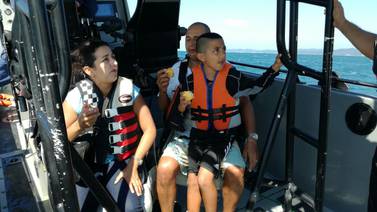 Familia que el jueves salió a pescar en bote inflable fue rescatada por Guardacostas
