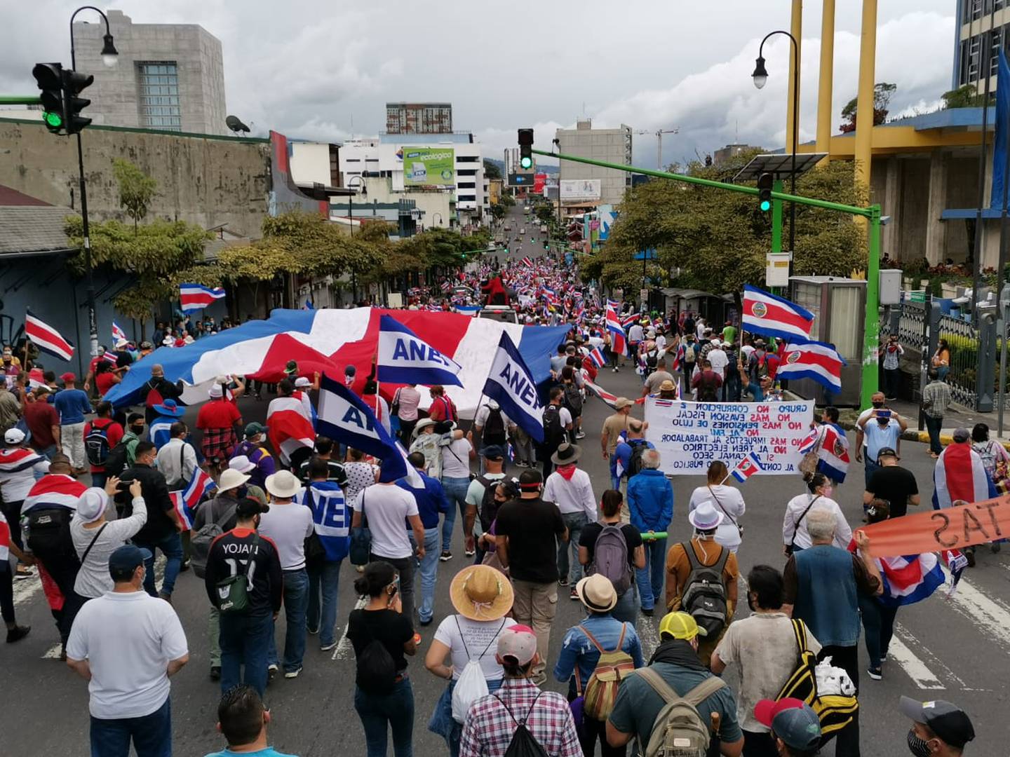 El 12 de octubre del 2020 diferentes fuerzas vivas del país marcharon desde el Parque La Merced a Casa Presidencial.