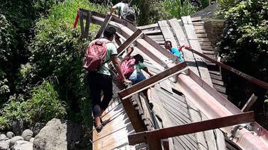 (Video) Estudiantes y vecinos se juegan la vida cruzando por puente caído en Mora