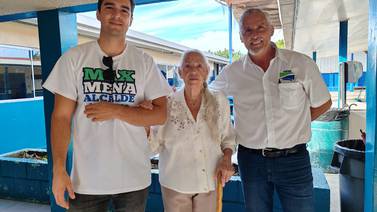 Elecciones municipales 2024: Mamita llevó de la mano a Max Mena a votar para que su hijo sea alcalde