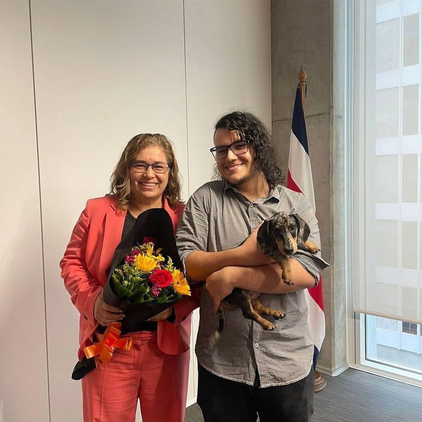 Ada Acuña subió una foto en la Asamblea con un hijo y el perro