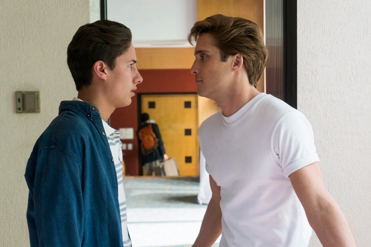 Hermano De Luis Miguel En La Serie De Netflix Muestra Su Transformacion Para La Segunda Temporada La Teja