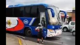 (Video) Ciclista enfureció contra chofer de bus de Lumaca que casi lo atropella 