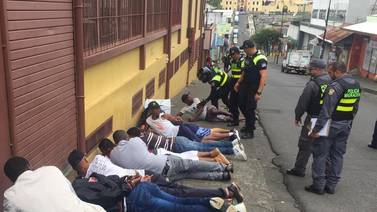 Dos colombianos y un tico que vendían droga fueron detenidos por 130 policías 