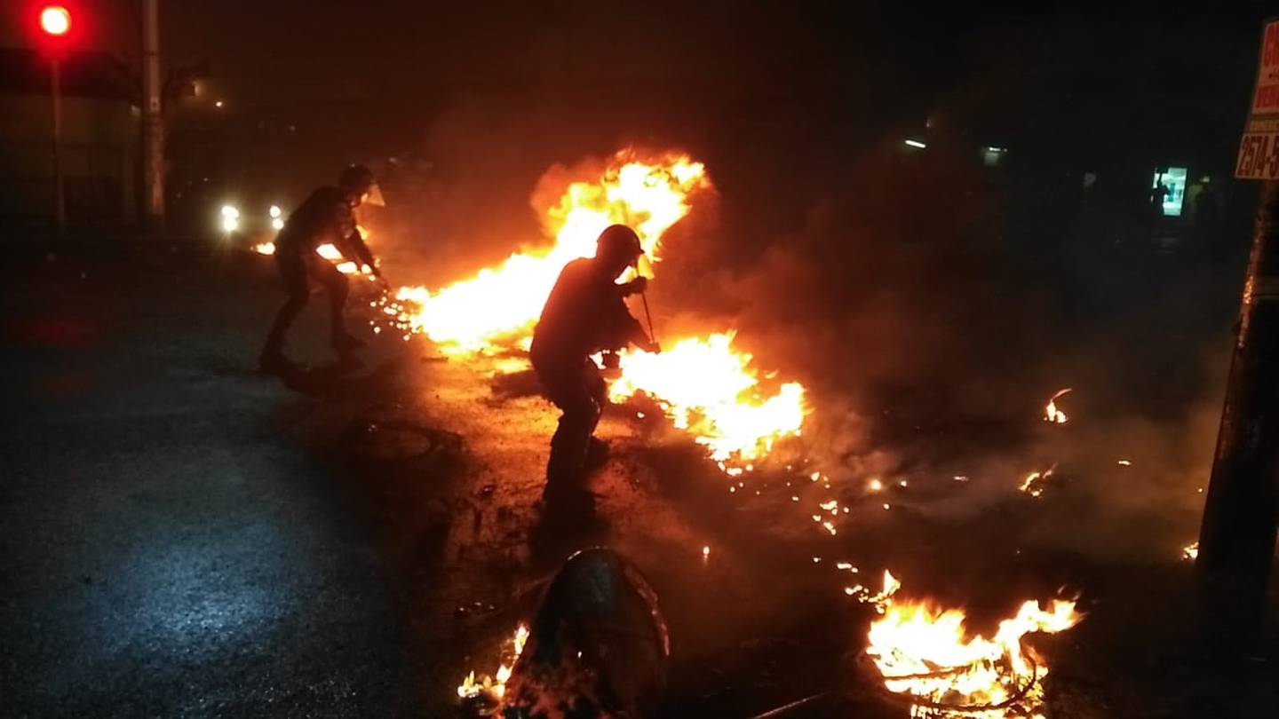 Manifestantes queman llantas para cerrar el paso en Santa Lucía de Cartago. Foto Keyna Calderón..