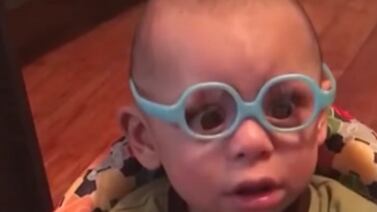 (Video) Vea la conmovedora reacción de un bebé al ver a sus padres por primera vez a través de unos anteojos