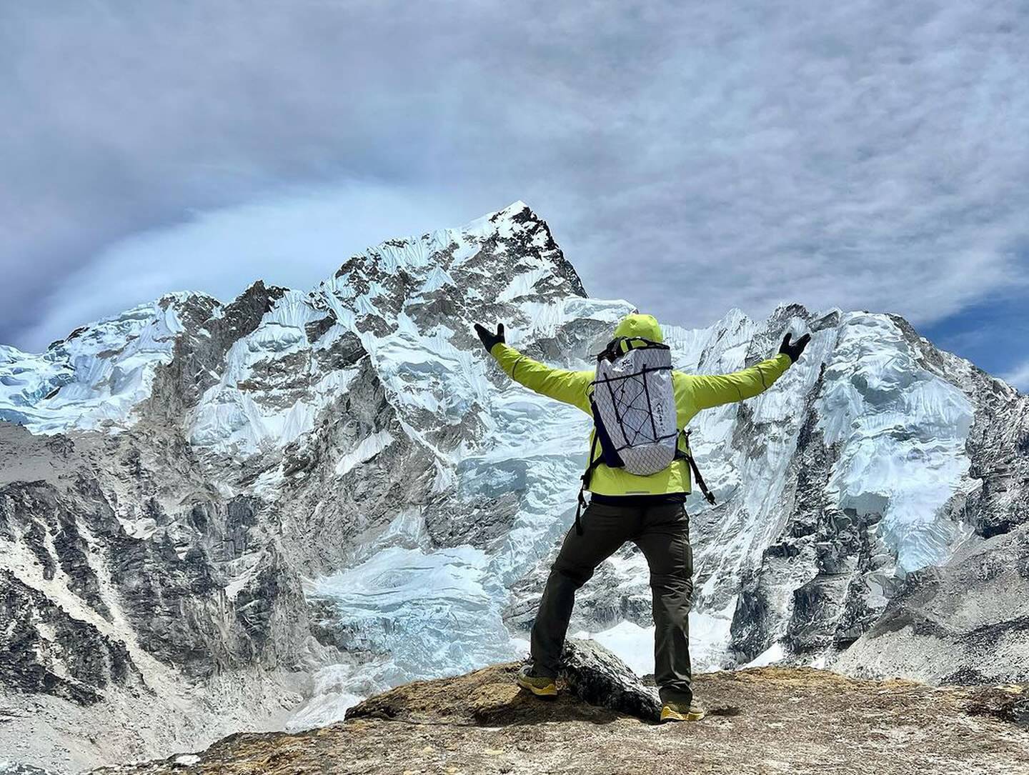Deportista Daniel Vargas en su travesía por el Everest 2024..