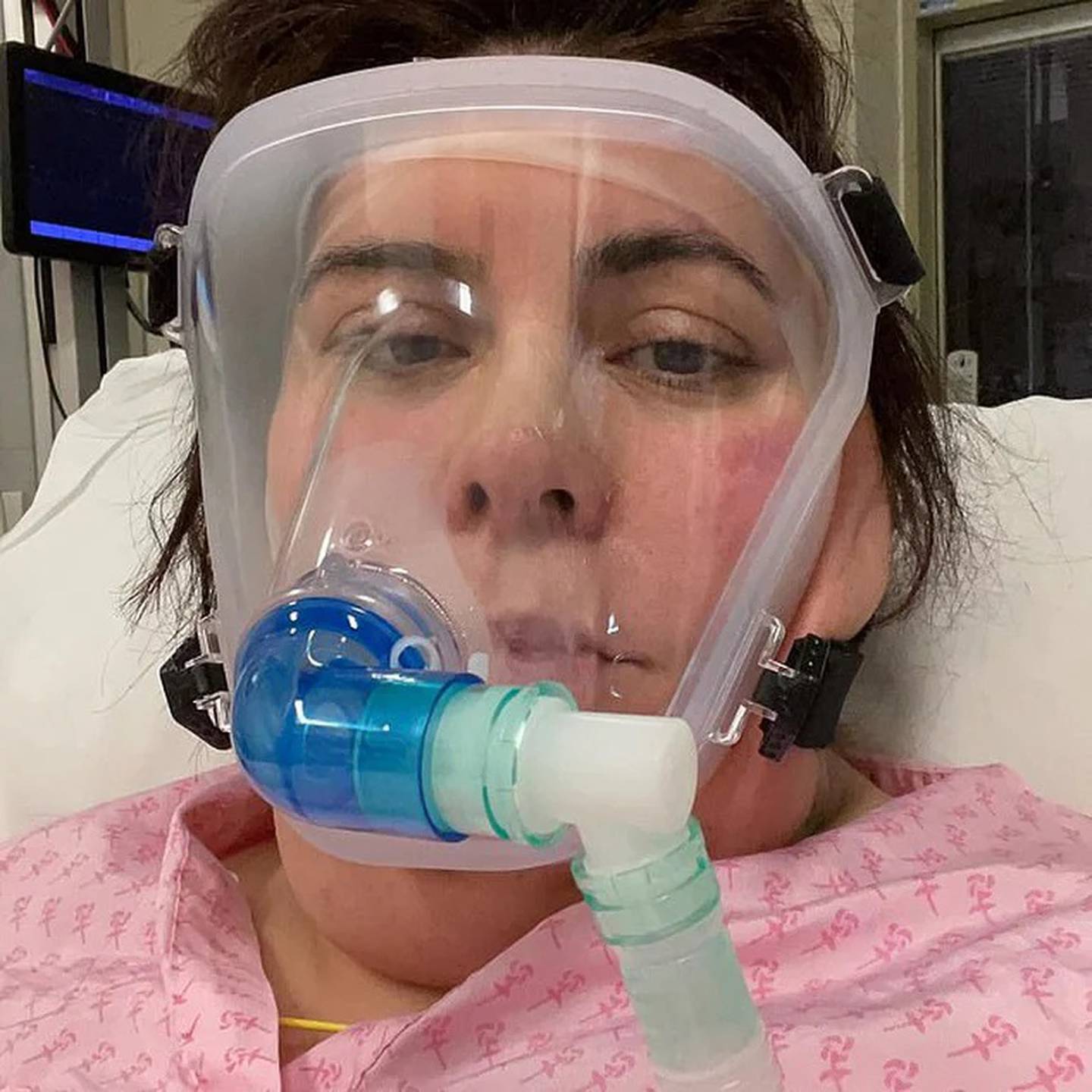 la enfermera de Inglaterra pasó 28 días en coma luego de contagiarse de covid-19, ella se llama Mónica Almeida y es enfermera especializada en respiración, quien trabaja en el condado de Lincolnshire y nació en Portugal