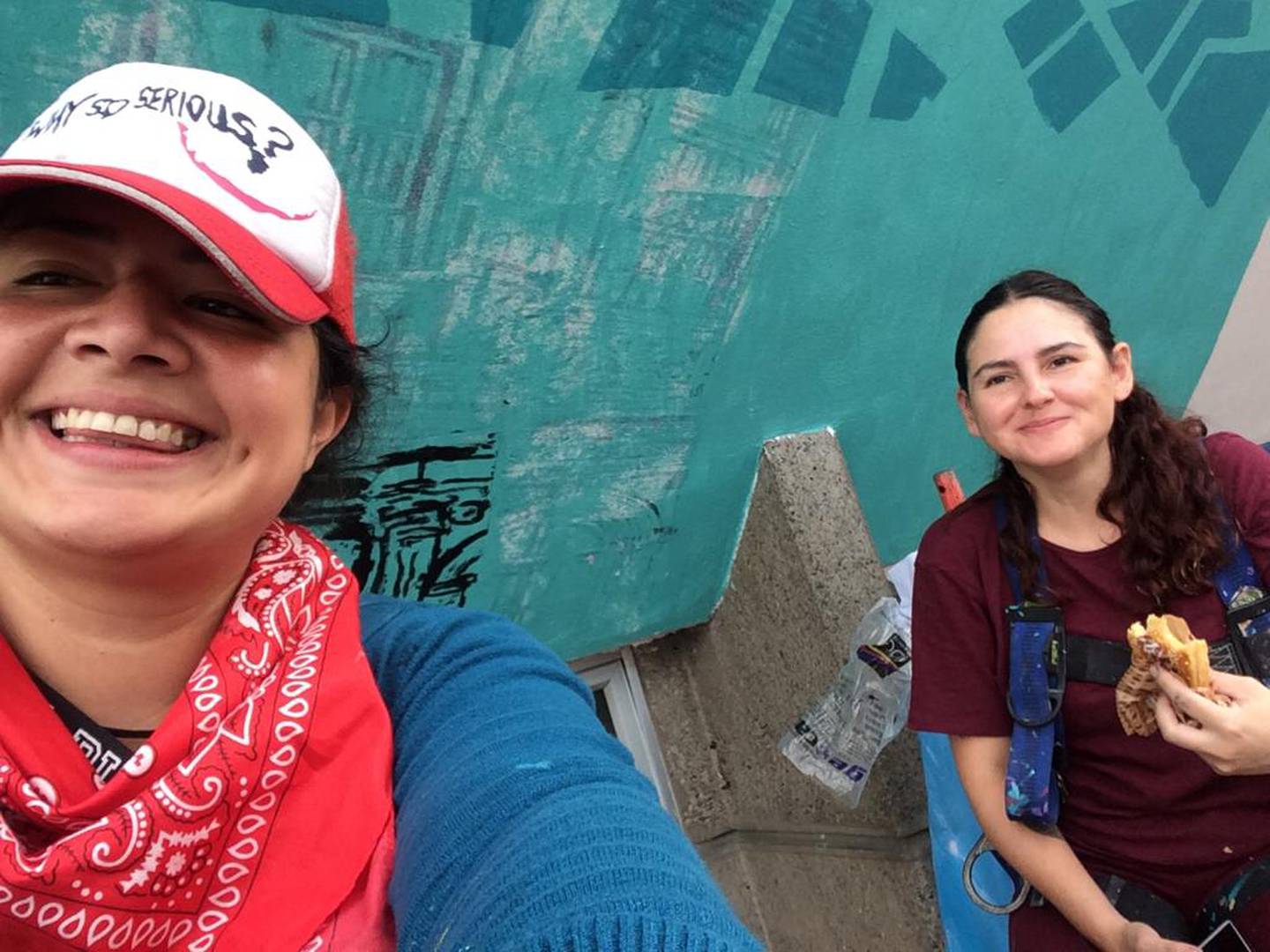 La artista costarricense, Carolina Rodríguez Herrera, está encargada de pintar lo mejor del San José de ayer y hoy en las paredes de la fachada del edificio Teresa que se ubica en barrio Amón. Le ayuda en la obra otra artista tica, Laura Chevez.
