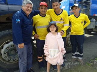 La niña Miha Spiller Ugalde, quien vive en el barrio Brasil de San José, es feliz regalándole confiticos y saludando a los recolectores de basura de la municipalidad de San José que pasan por su casa