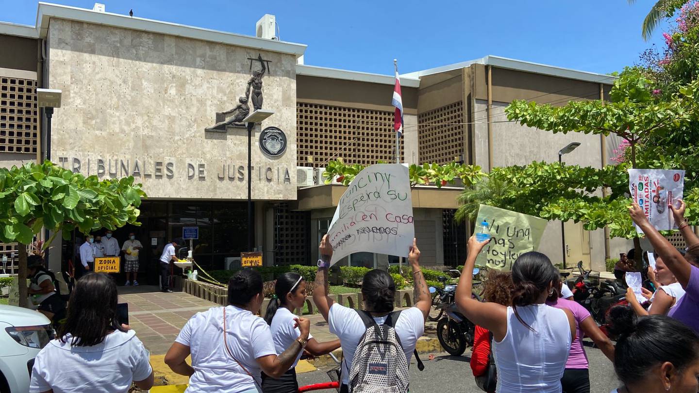 Familiares y conocidos de Franciny Duarte, desaparecida desde el 30 de marzo, marcharon exigiendo la ayuda de las autoridades. Foto Andrés Garita.