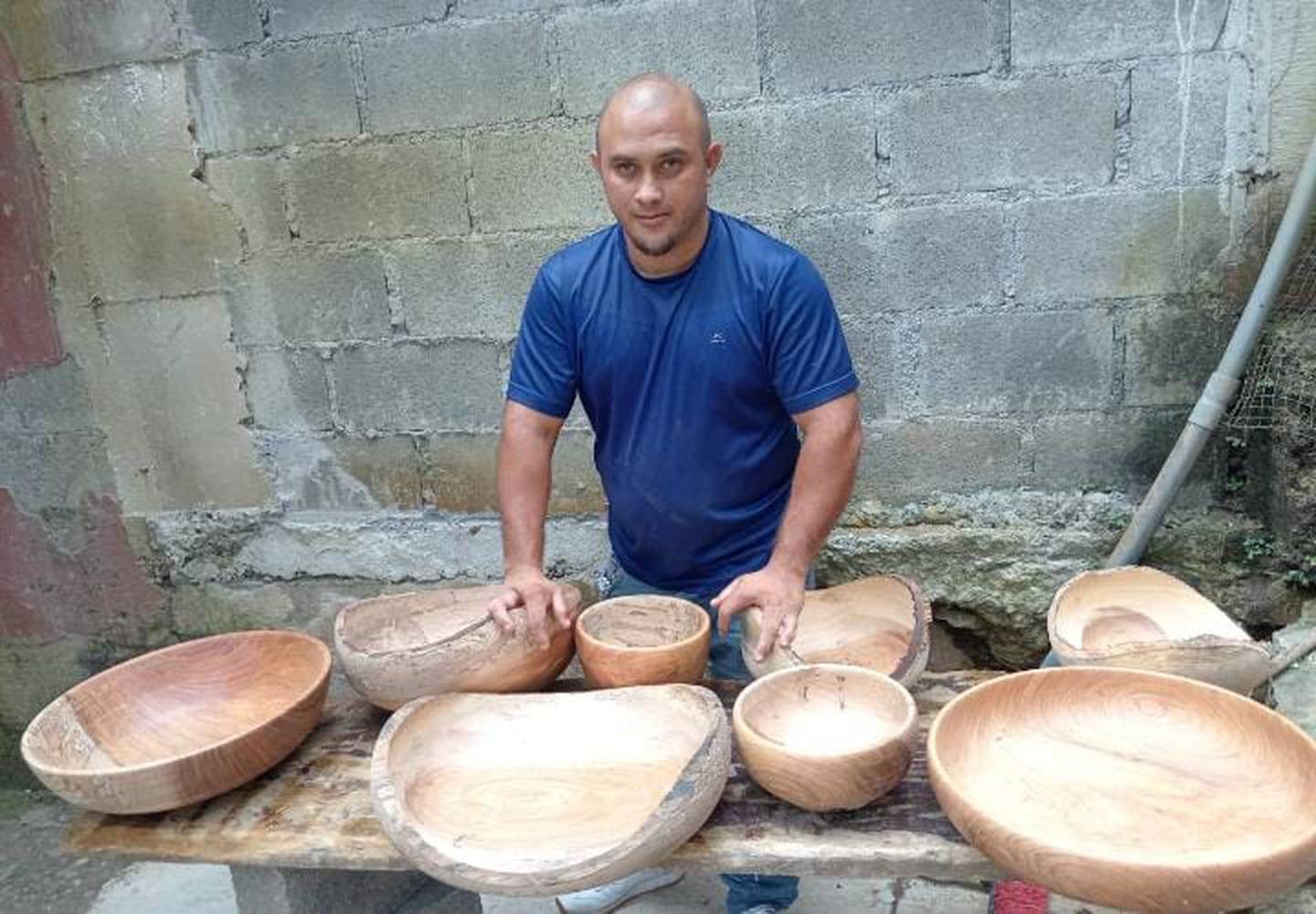 Juan Diego Hidalgo Rojas es un artesano de Grecia. Nació con 3 dedos menos en las manos.
