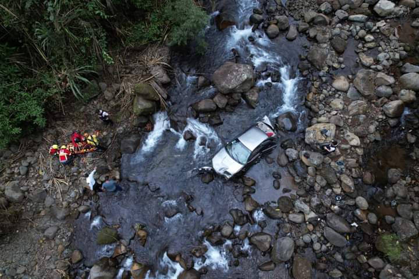 Rescate de adultos mayores que cayeron con carro a río en San Ramón. Foto Cruz Roja.