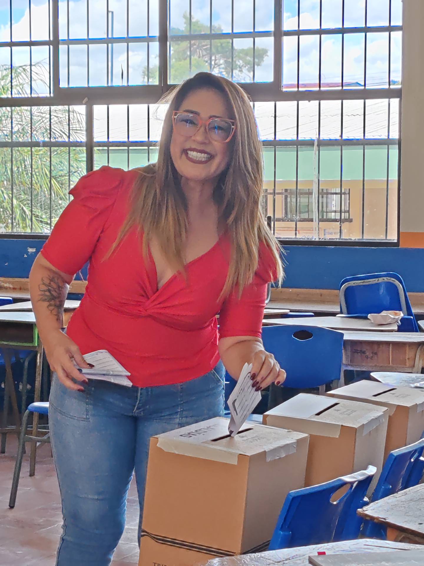 Maureen Salguero, la Tía, ejerciendo su voto en las Elecciones Municipales 2024 en el que figura como candidata a la vicealcaldía de San José.