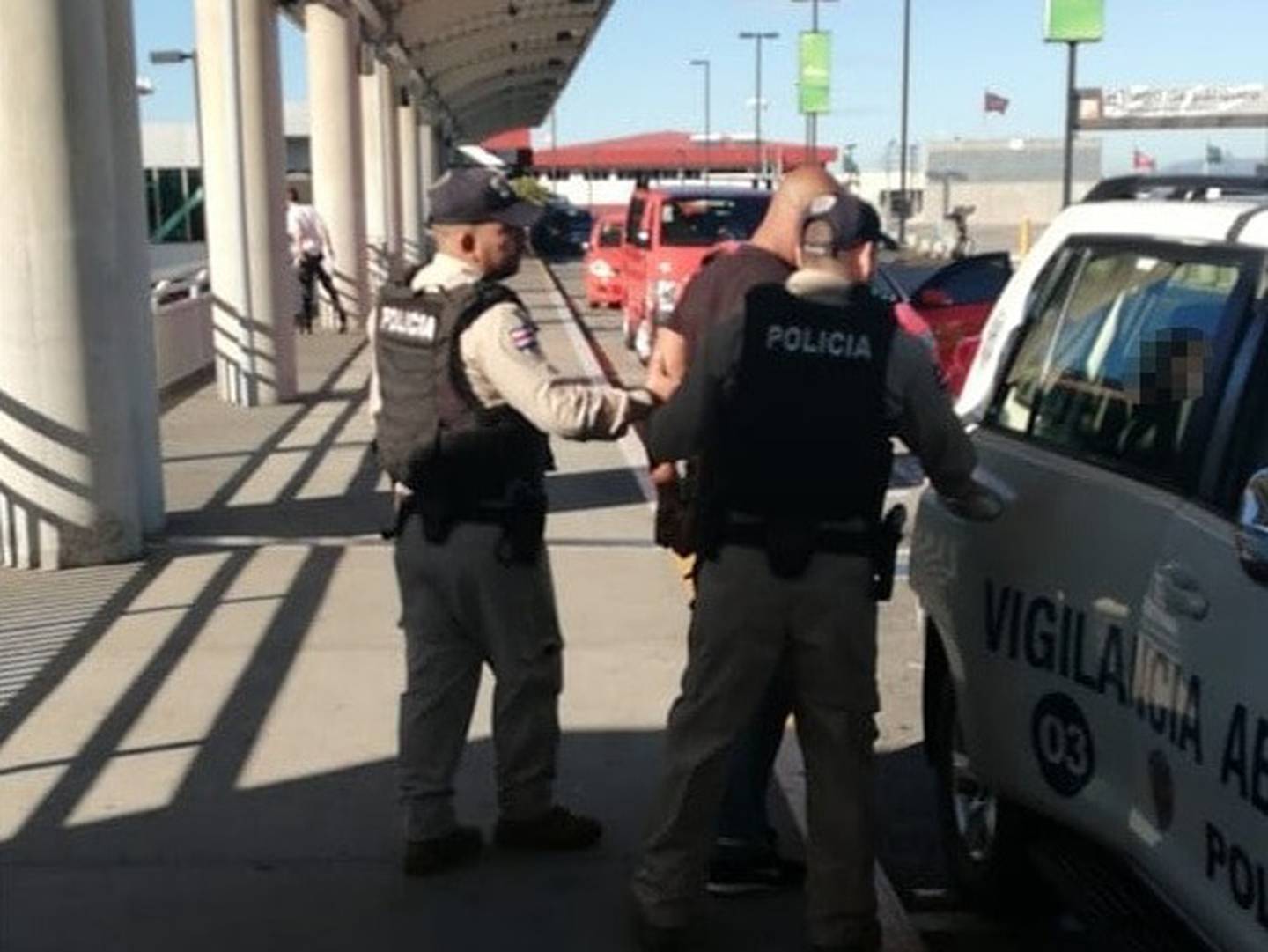 . Sujeto buscado por fraude informático es detenido en el aeropuerto Juan Santamaría. Foto MSP.