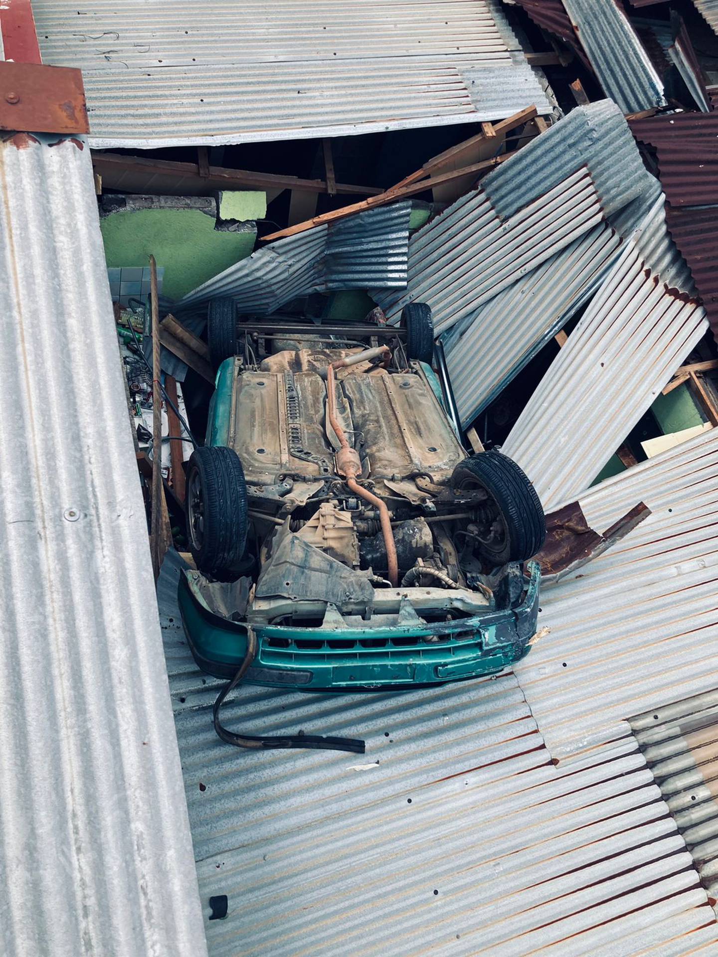 Carro cae encima de casa en Aguas Zarcas de San Carlos. Foto Edgar Chinchilla.