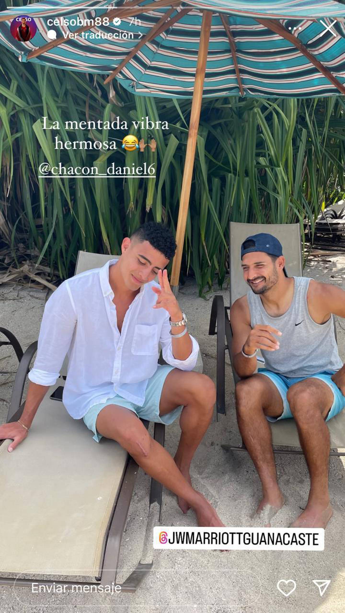 Celso Borges y Daniel Chacón se tiraron el fin de semana en la playa.