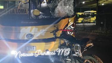 Tres hombres resultaron heridos de gravedad en choques de dos motocicletas contra buses 