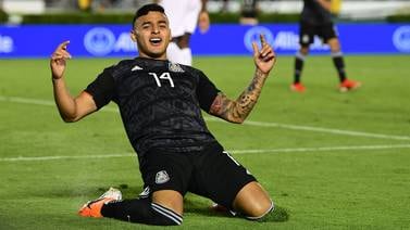 Futbolista de Chivas celebra gol enseñando más de la cuenta