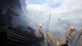 Fuego destruyó 6 casas y casi arrasa con chanchera clandestina en precario de Curridabat  