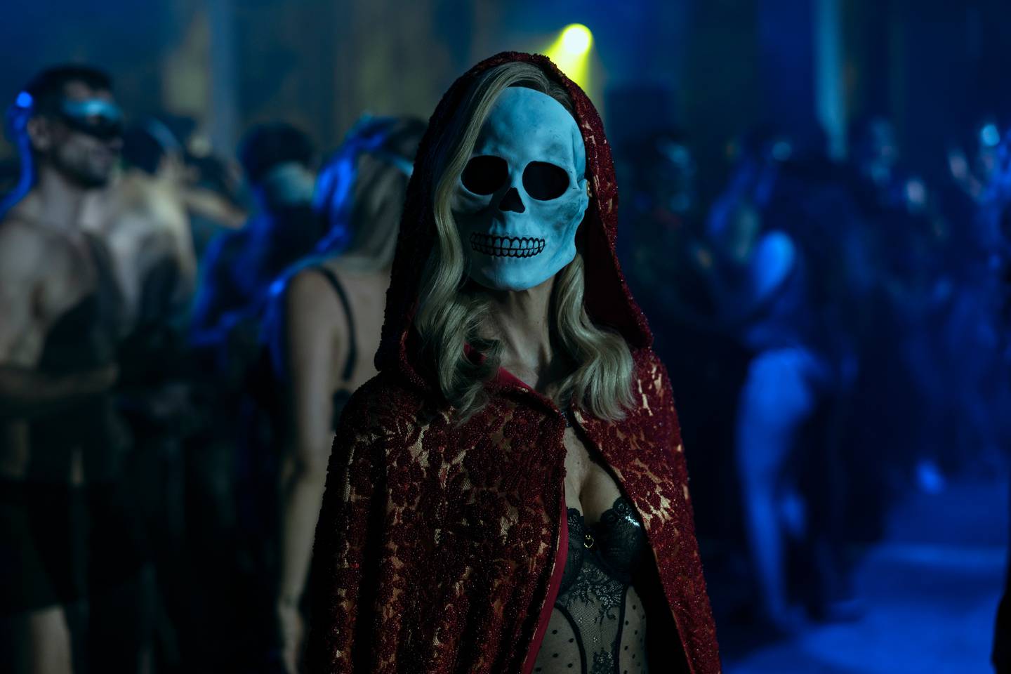 'La máscara de la muerte roja' es uno de los cuentos de Edgar Allan Poe que se referencian en 'La caída de la casa Usher'. En la foto, Carla Gugino toma el rol de Verna.