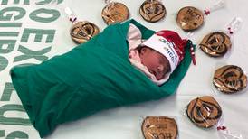 Hospitales reciben a bebitos con tiernos trajes en esta Navidad