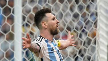 A Messi se le salió un Maradona