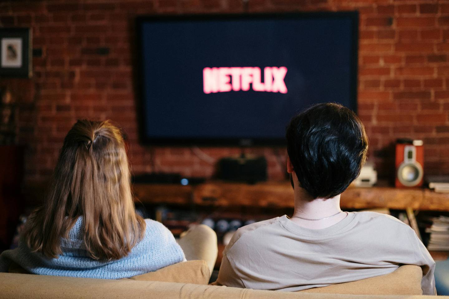 Los servicios de streaming como Netflix cada vez se parece más a la televisión convencional. Foto: Cottonbro studio/ Pexels