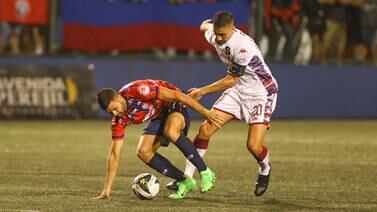 San Carlos vs Saprissa en vivo: Asistente le salva la tanda al árbitro central 