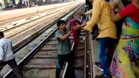 (Video) ¡Milagro! Un tren le pasa por encima a una bebé quien no sufrió ni un rasguño