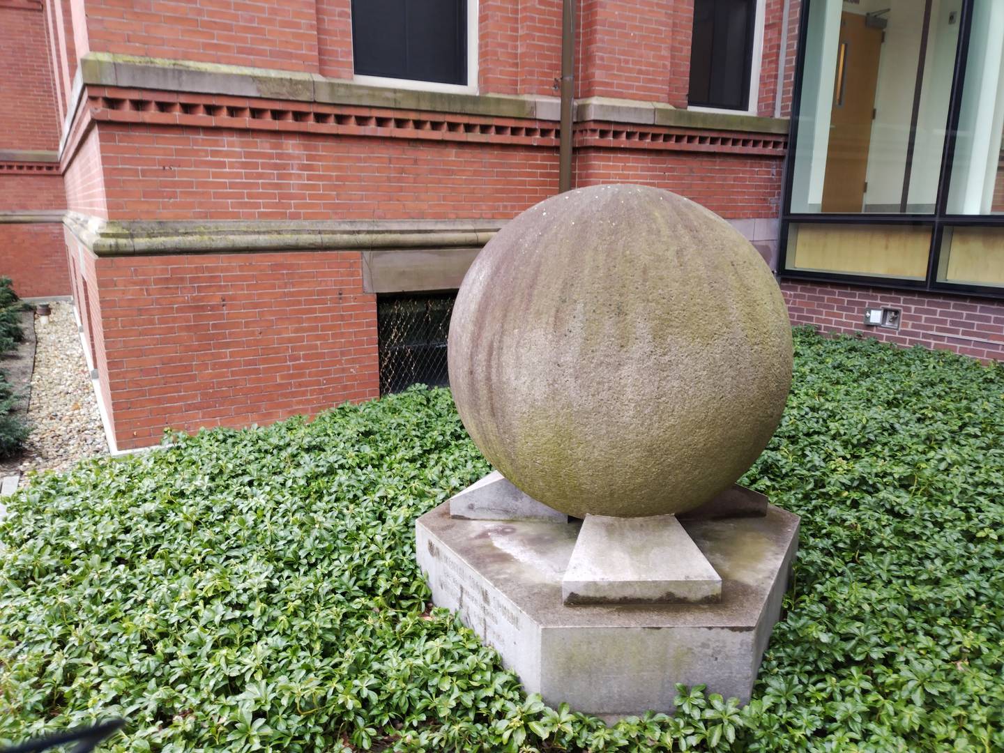 En uno de los jardines de la universidad de Harvard en Boston, Estados Unidos, junto al Peabody Museum of Archaeology and Ethnology, hay una esfera de piedra costarricense desde 1966. La Teja la visitó el martes 6 de marzo del 2024