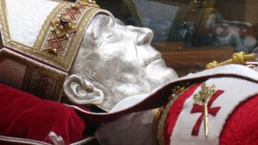 Celestino V, el papa fallecido de “muerte natural” y tiene un clavo en el cráneo